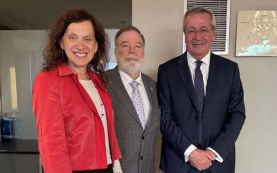 Reunión sobre liderazgo y comunicación profesional